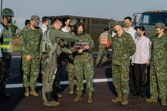 台空军跟踪战机画面曝光:轰6、歼16机载武器清晰可见