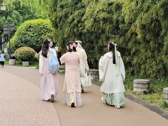 万元汉服 一衣难求 消费者有话说 手机新浪网