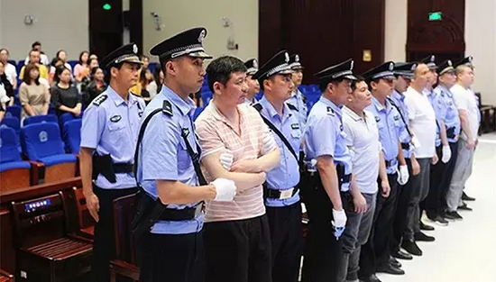 2019年6月19日，湖南省高级人民法院依法判处文烈宏（粉色T恤）无期徒刑。