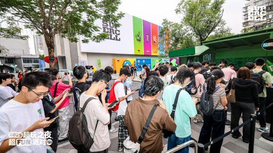 （户外嘉年华玩家排队签到瞬间）