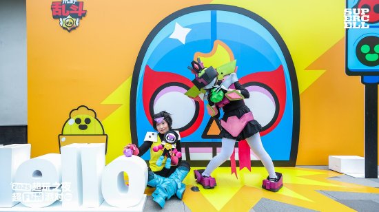 （户外嘉年华活动现场图）