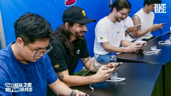 （《荒野乱斗》社区经理Dani&amp;Marzio担任擂主，接受现场玩家挑战）