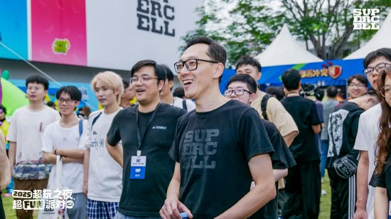 （Supercell超级细胞中国业务负责人Qiang Fu观看水友守擂赛）