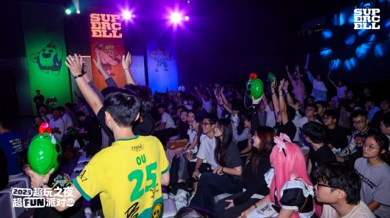 （玩家积极举手参与上台互动）