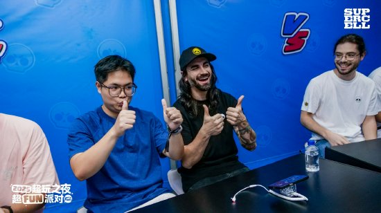 （《荒野乱斗》社区经理Dani&amp;Marzio担任擂主，接受现场玩家挑战）