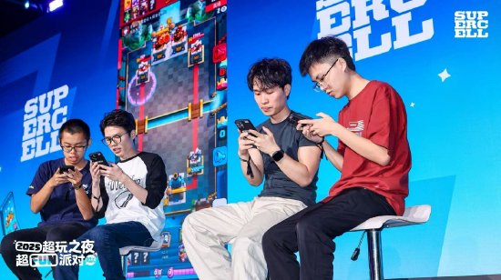 （力量哥+玩家 vs 门神+玩家 PK现场图）