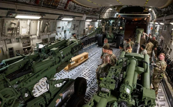 美国通过运输机向乌克兰空运M777榴弹炮