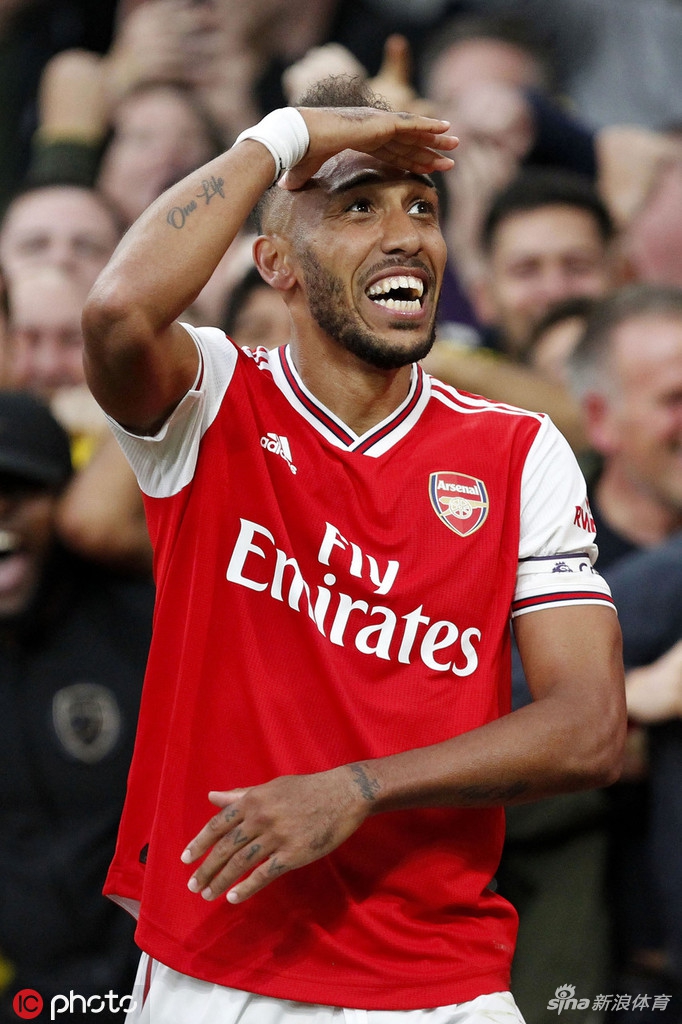 奥巴梅杨庆祝进球