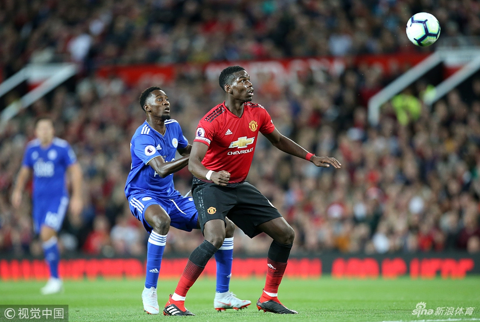 博格巴背身护球