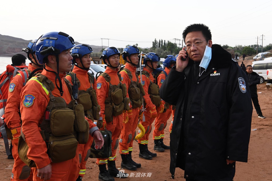 甘肃景泰山地越野赛搜救现场