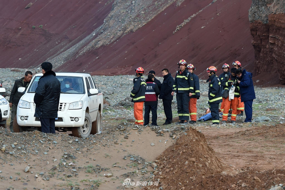 甘肃景泰山地越野赛搜救现场