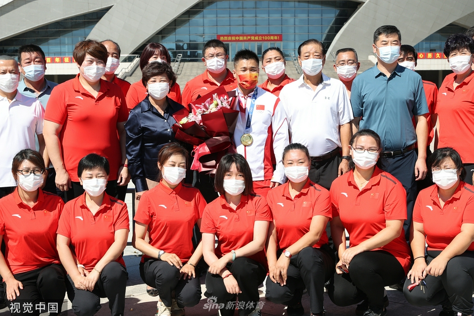 举重奥运冠军吕小军返回天津