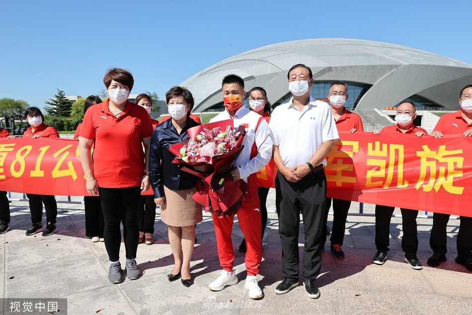 举重奥运冠军吕小军返回天津