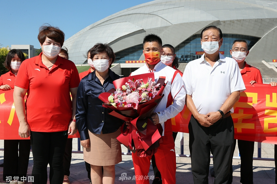 举重奥运冠军吕小军返回天津