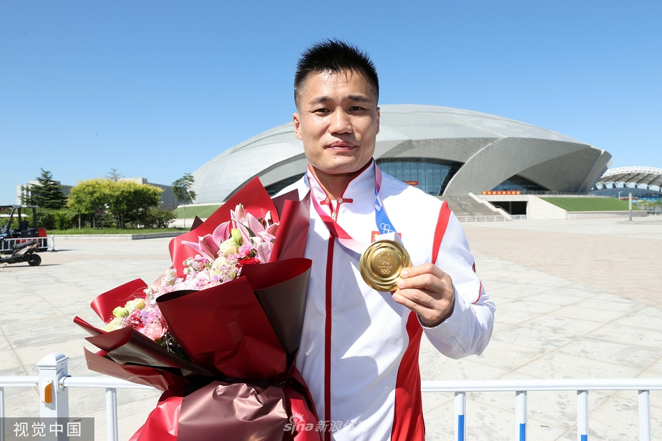 举重奥运冠军吕小军返回天津
