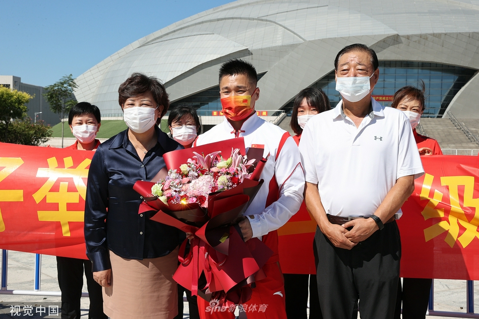 举重奥运冠军吕小军返回天津