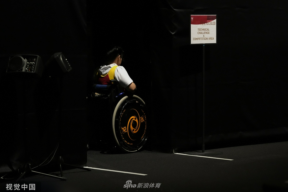 残奥会女子举重郭玲玲夺金