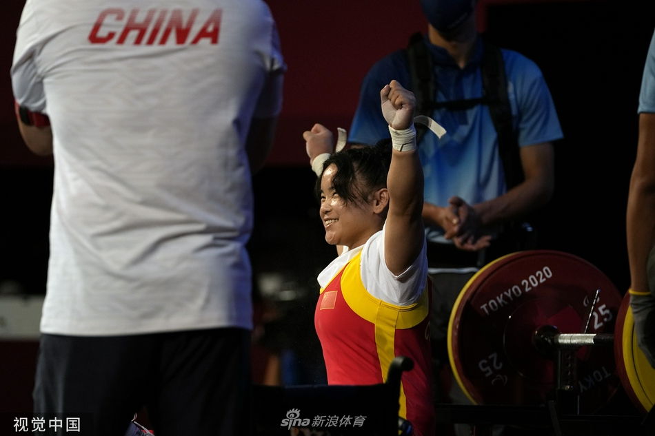 残奥会女子举重郭玲玲夺金
