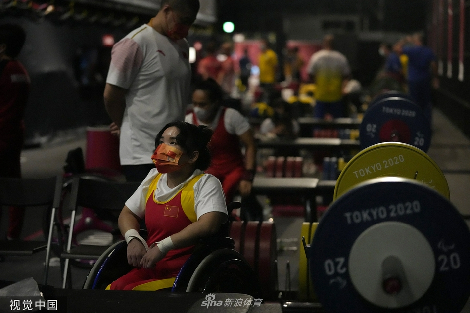 残奥会女子举重郭玲玲夺金