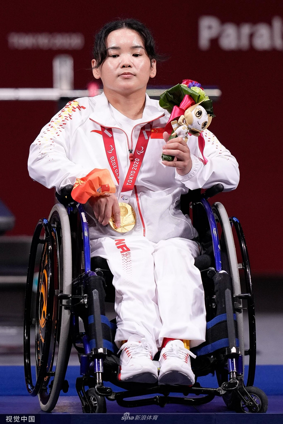 残奥会女子举重郭玲玲夺金