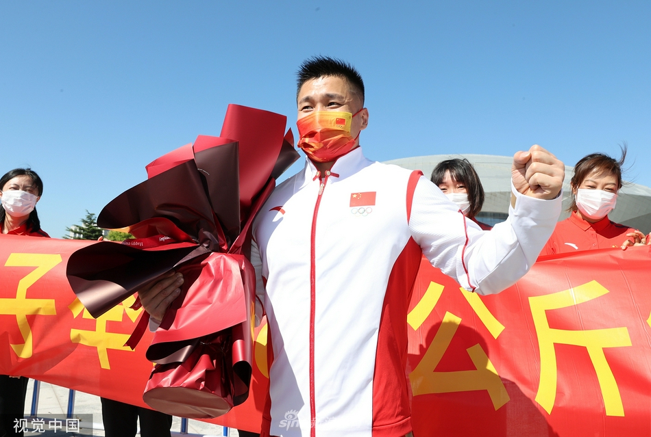 举重奥运冠军吕小军返回天津