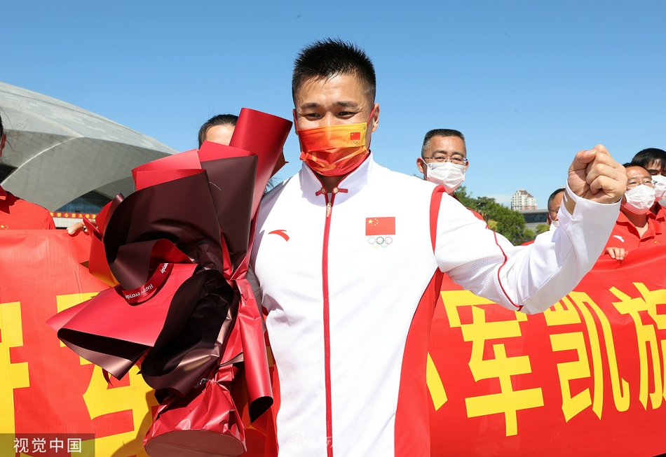 举重奥运冠军吕小军返回天津