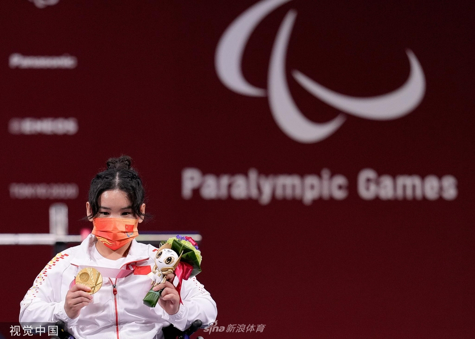 残奥会女子举重郭玲玲夺金