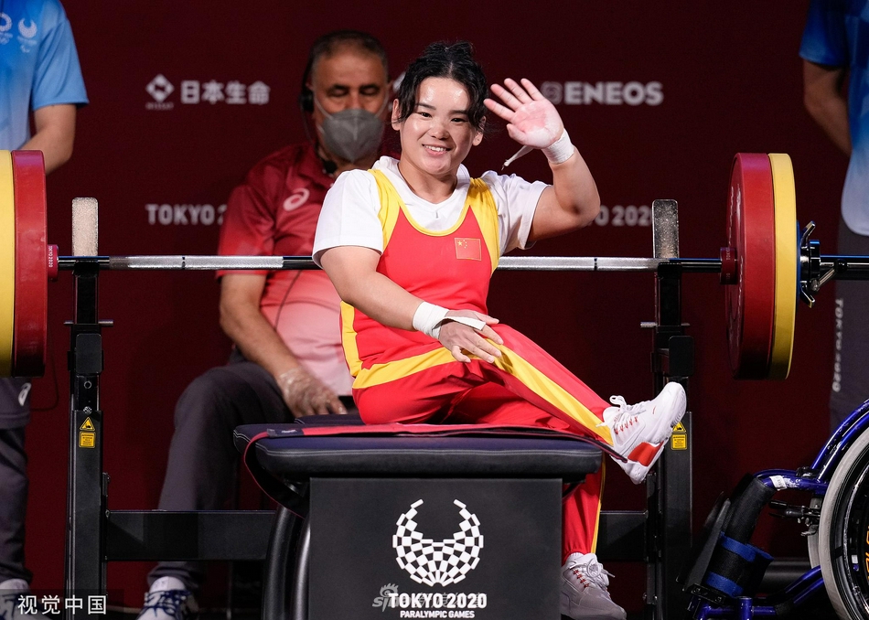 残奥会女子举重郭玲玲夺金