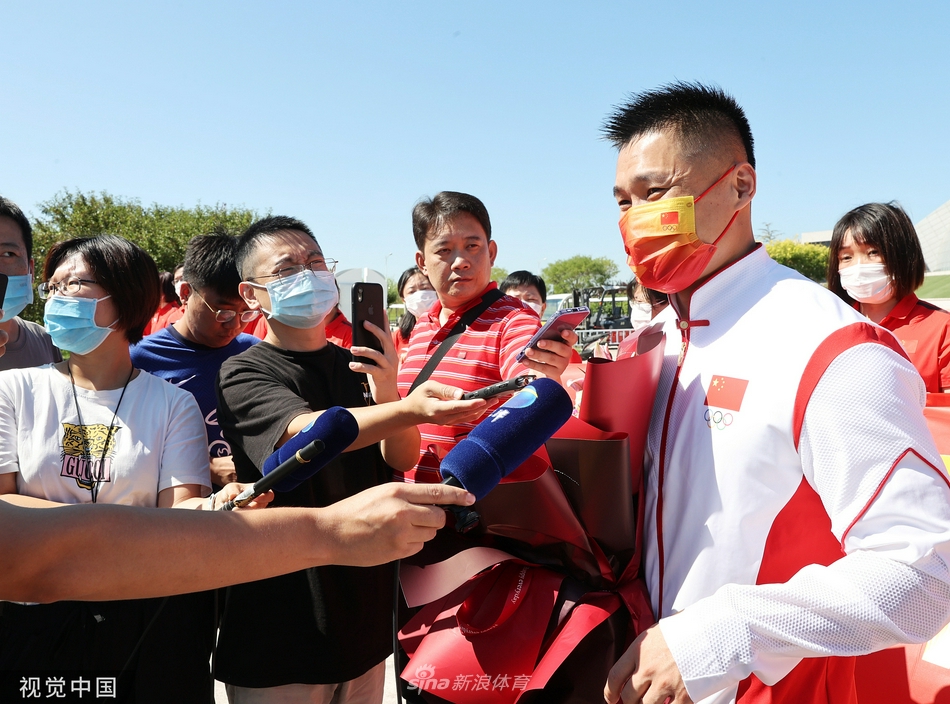 举重奥运冠军吕小军返回天津