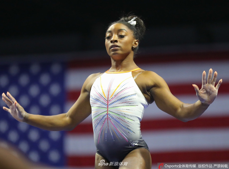 美国经典体操赛 拜尔斯出战