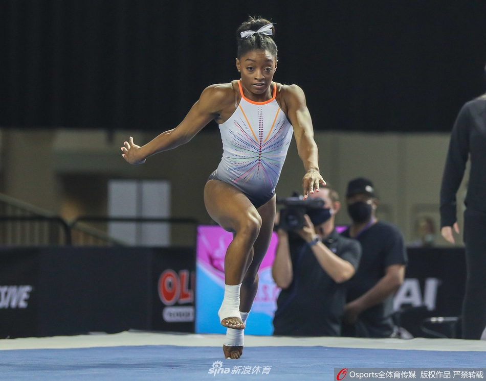 美国经典体操赛 拜尔斯出战