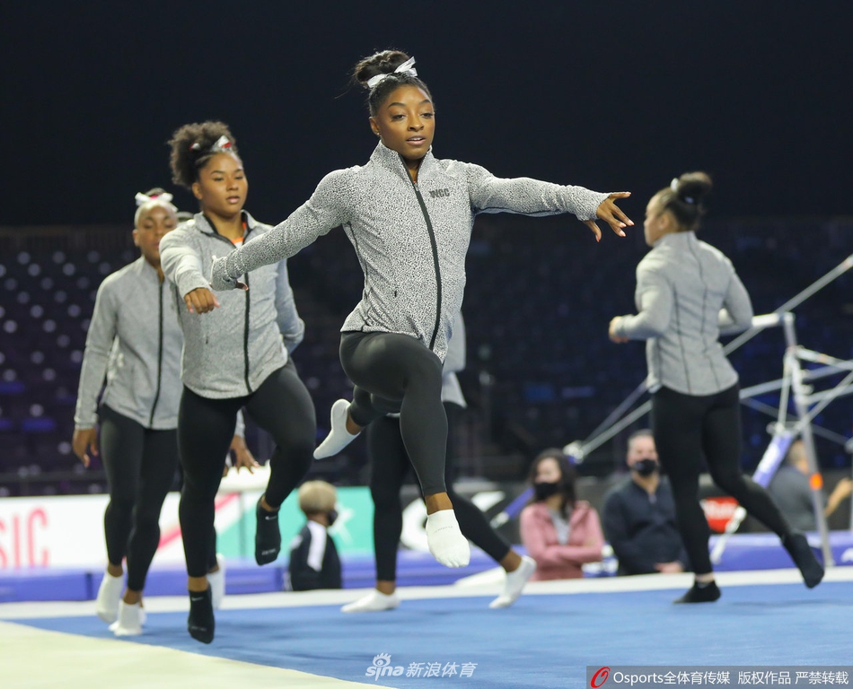 美国经典体操赛 拜尔斯出战