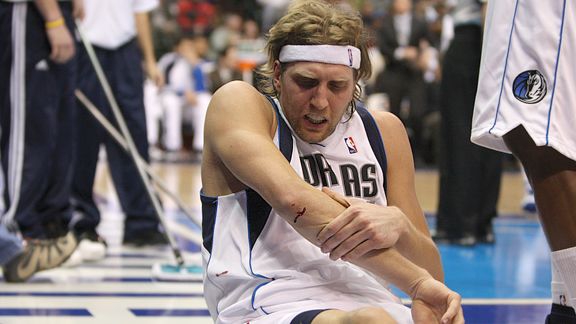 另外两颗直接嵌在了诺天王的手臂上。