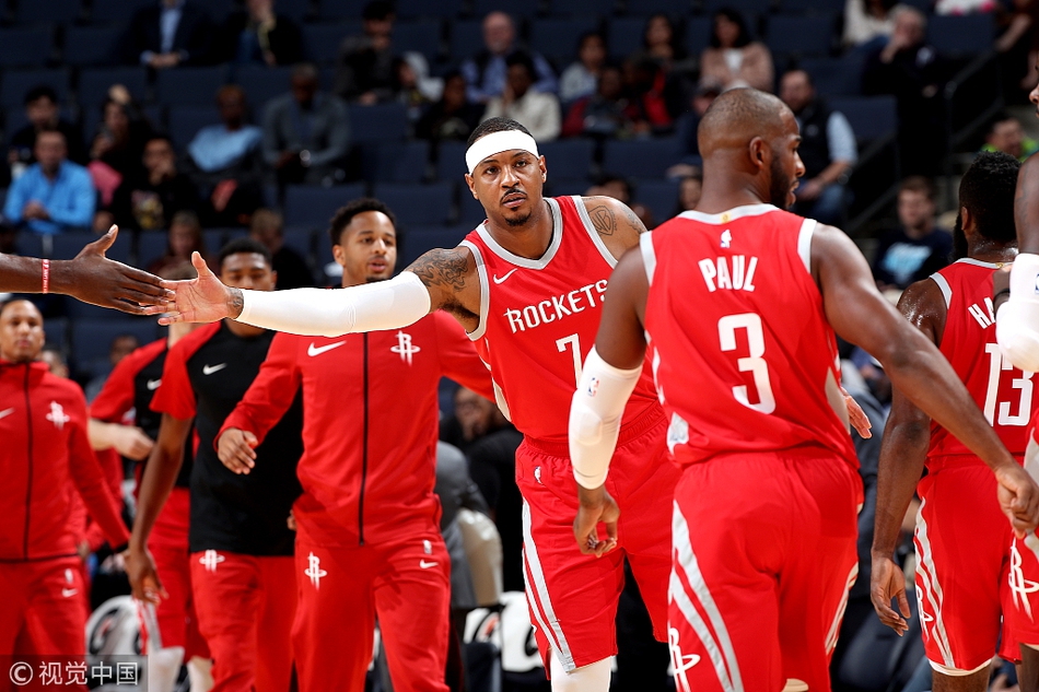 安东尼跟队友击掌