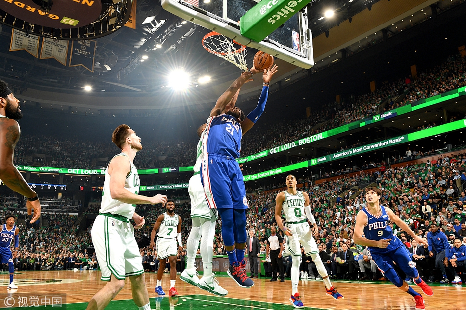 恩比德篮下强打