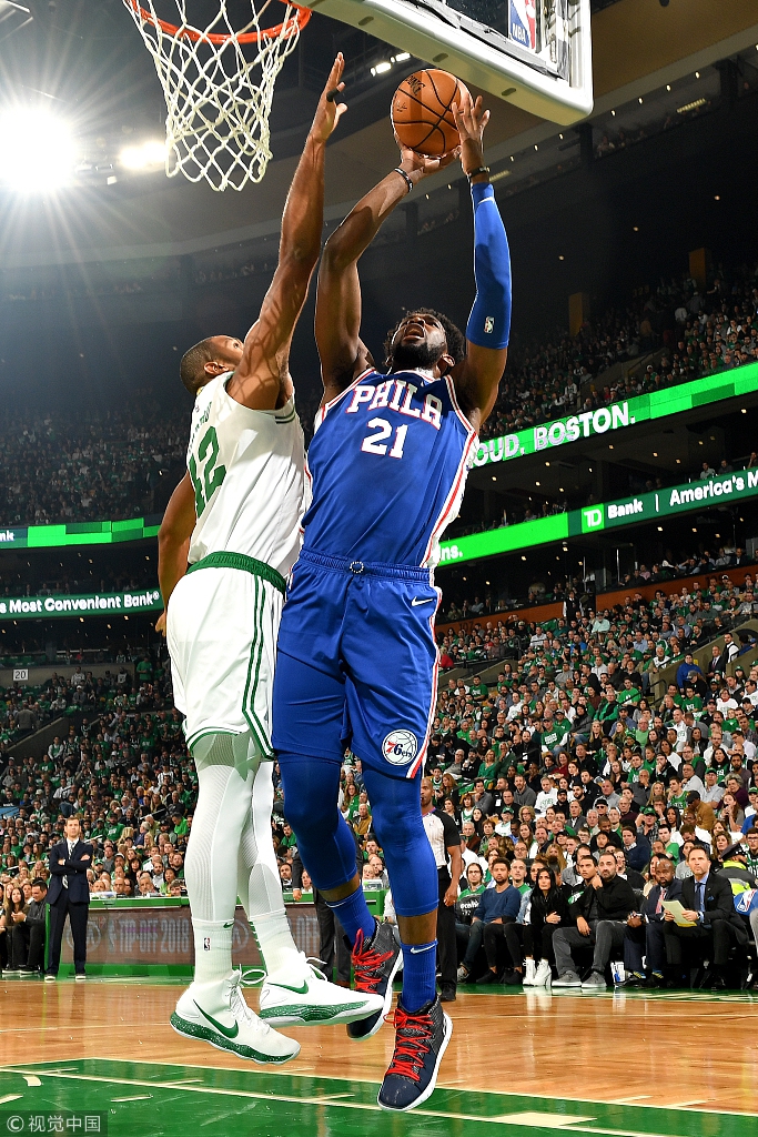 恩比德篮下强打