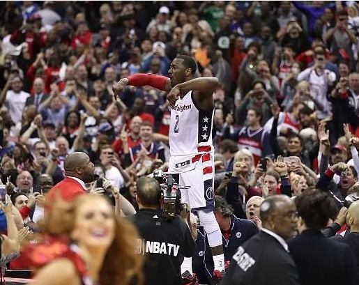 NBA球星跳上技术台庆祝的霸气瞬间