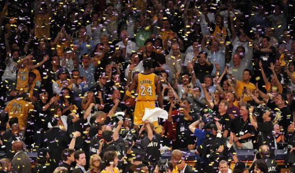 NBA球星跳上技术台庆祝的霸气瞬间