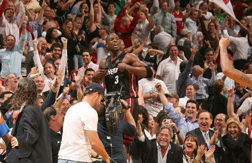 NBA球星跳上技术台庆祝的霸气瞬间