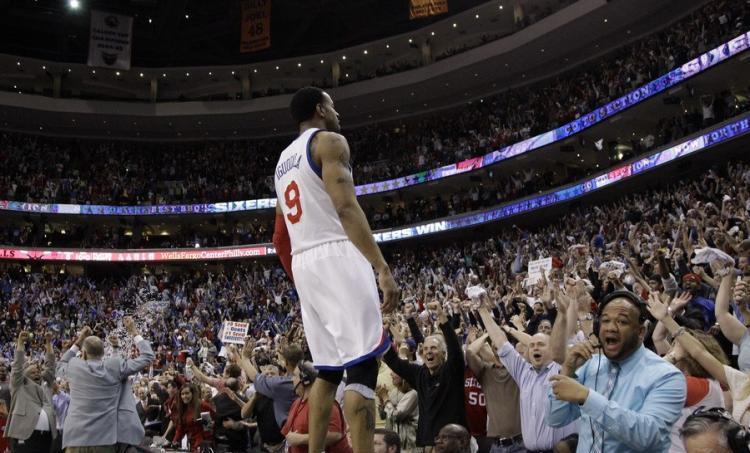 NBA球星跳上技术台庆祝的霸气瞬间