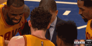 詹姆斯为队友讲战术，卢指导一脸懵逼