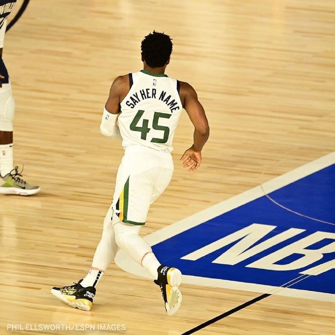 为社会公义发声！复赛第一场比赛球员背后标语