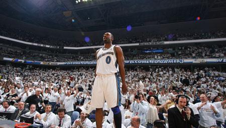 NBA球星跳上技术台庆祝的霸气瞬间