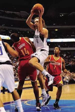 2009年常规赛打小牛，兰德里被诺维茨基肘到面部