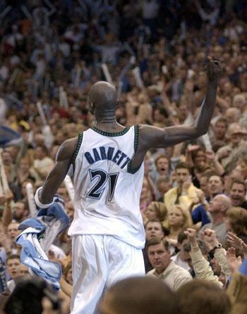 NBA球星跳上技术台庆祝的霸气瞬间