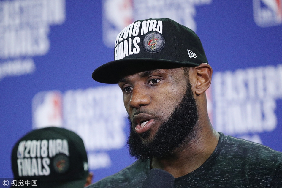 詹姆斯接受采访