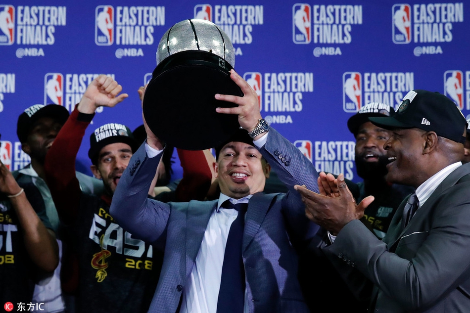 泰伦-卢举起奖杯