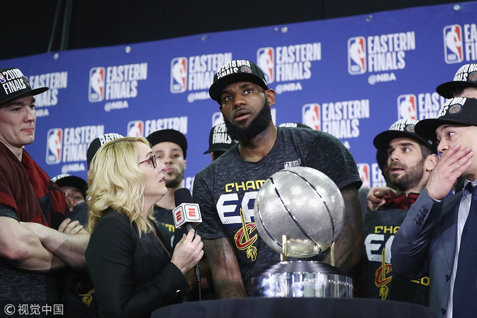 詹姆斯接受采访