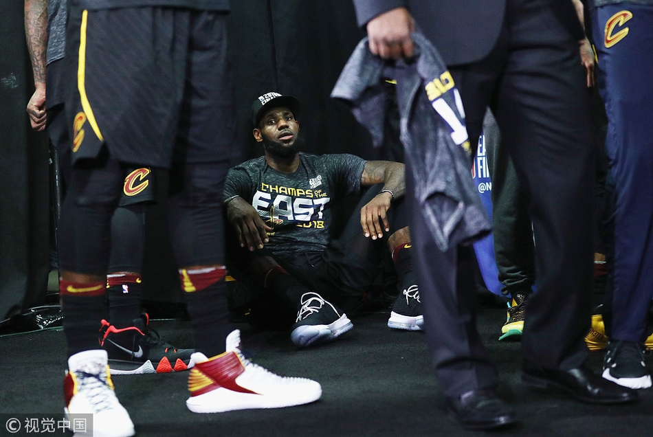 詹姆斯累瘫在地