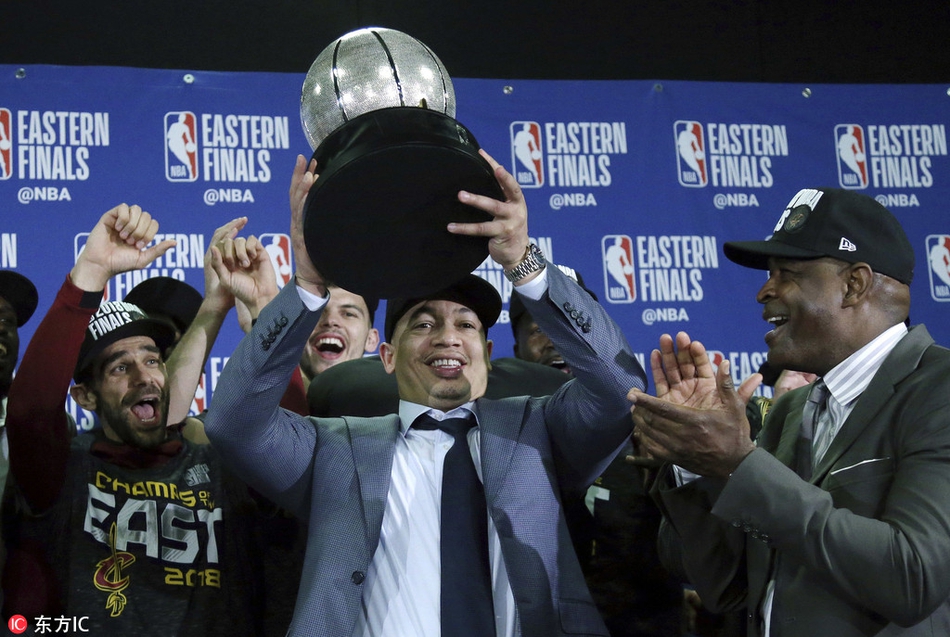 泰伦-卢举起奖杯